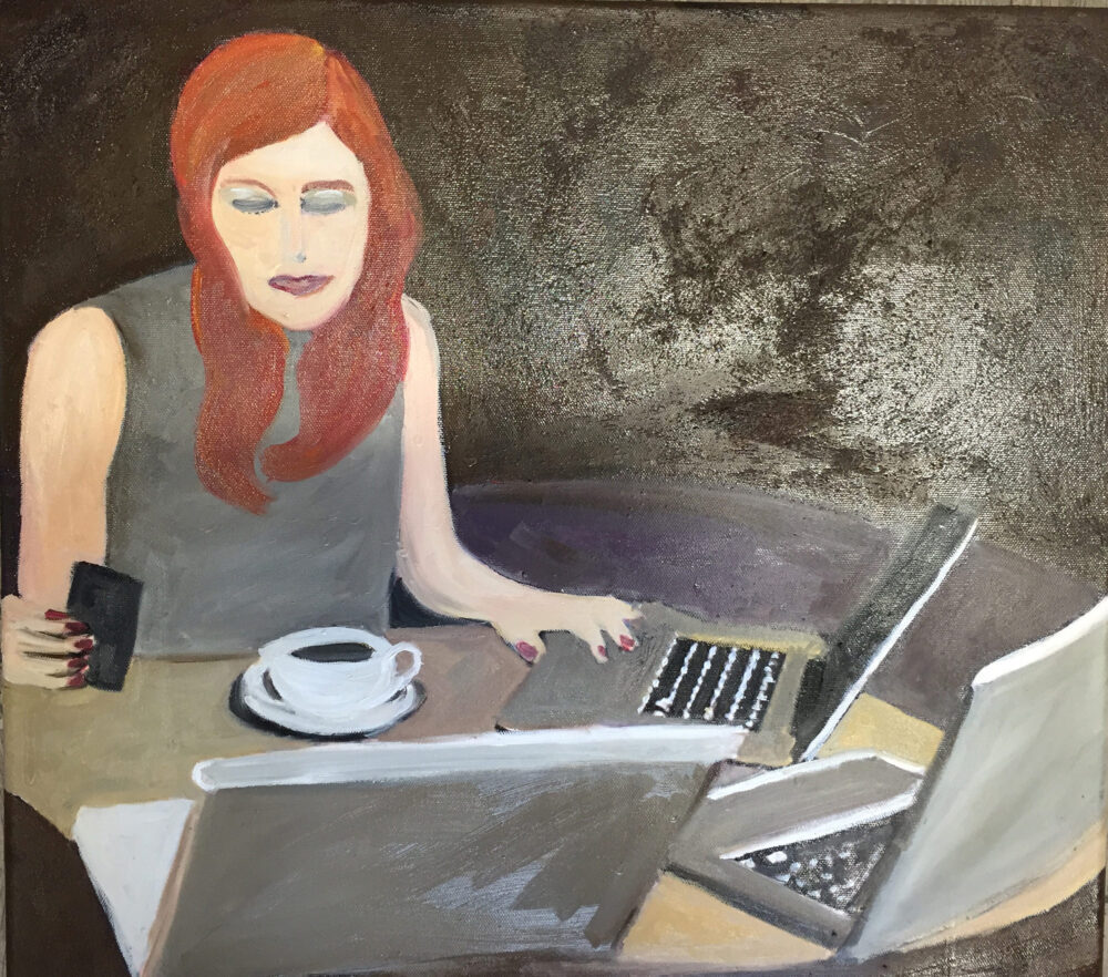 Das Gemälde Multiplayer zeigt eine junge, rothaaarige Frau, die gleichzeitig auf 3 vor ihr stehende Laptops sowie auf ein Mobiltelefon schaut, vor ihr steht eine weiße Tasse mit schwarzem Kaffee, ihre Fingernägel sind rot lackiert, der Hintergrund ist dunkel, die Farben gedeckt. Die Frau ist geschminkt mit Lidschatten und Lippenstift.