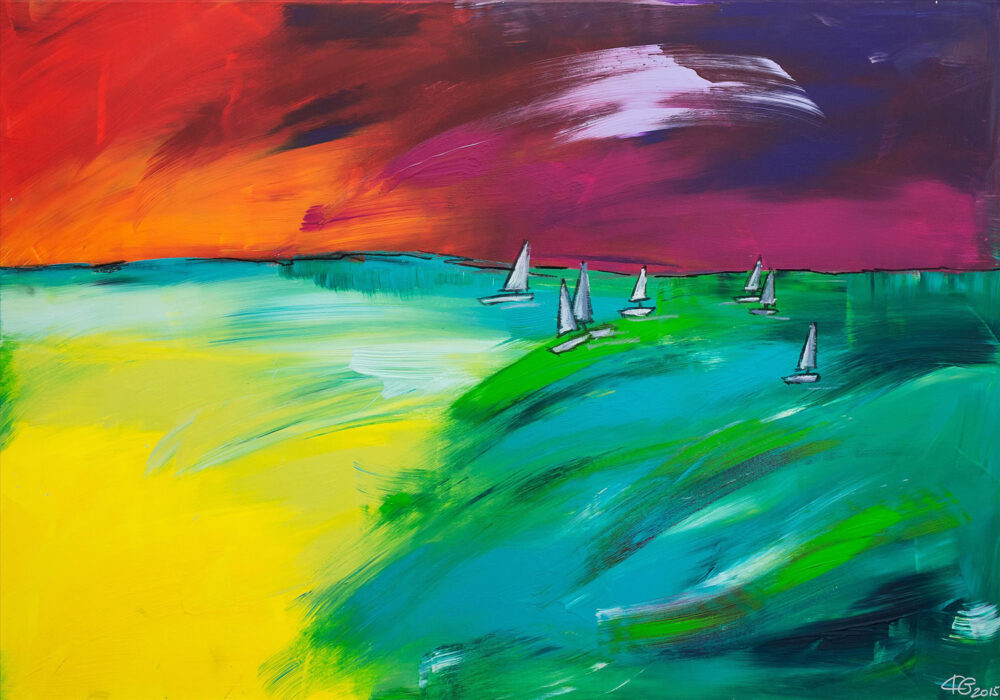 Das Gemälde Sailing zeigt Segelboote bei Sonnenuntergang auf dem Wasser in kräftigen Farben, moderner/ expressionistischer Stil, Farben: Gelb, Türkis, Orange, Pink, Lila, Weiß.