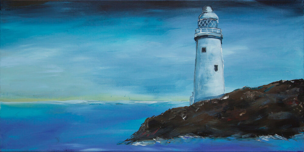 Das Gemälde Sommer am Meer zeigt eine maritime Szenerie. Ein Leuchtturm an der Küste mit blauem Himmel und Meer und leichten Schaumkronen
